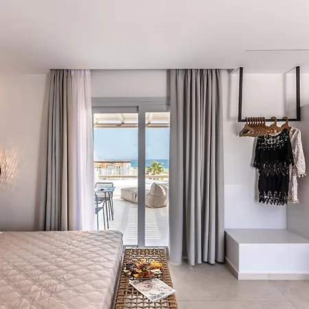 מלון Lianos Village 3*
